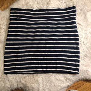 Blue and white stripes tight skirt.